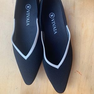 VIVAIA- Black And White Pointed Toe V Cut Vienna 2.0 Lightweight Flats Size 39